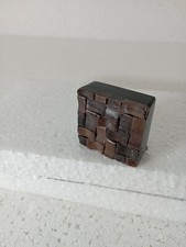 poignée pour tiroir, commode en  plastique noir et bois, avec différents reliefs