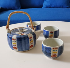 Ancienne théière et 3 tasses