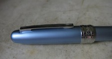 STYLO PLUME PLATINUM PLASIR EN RESINE BLEU CIEL METALLISEE - PLUME FINE