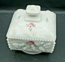 bonbonnière en opaline   décor  de fleurs  .