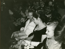 Marina Vlady en étole de