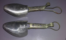 Une Paire d' anciens embauchoirs en alu