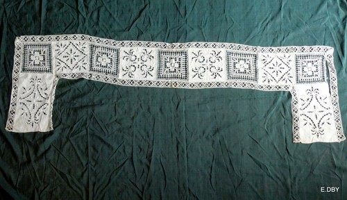Dentelle ancienne cantonniere - ,