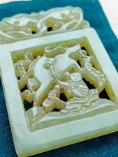 ANCIEN ET MASSIF MEDAILLON EN JADE JADEITE, SCULPTE SUR LES 2 FACES