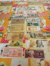 Lot de 18 billets de banque etrangers tous differents de bon etat a ttbe
