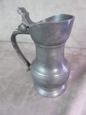 JOLI PICHET avec couvercle, en étain. Ancien.