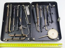 Boite ancienne métallique avec outils à identifier dont peson
