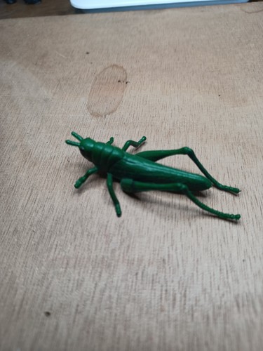 Figurine plastique sauterelle - plastique,