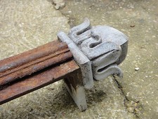 274 cm - Ancienne barre centrale de maintient de portail de chateau, fer- fonte 