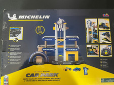 Garage Michelin 3 niveaux en bois et ses 2 voitures - Klein