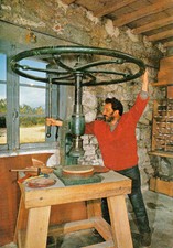 SCENES ET TYPES DES PYRENEES artisanat d'art travail à la presse