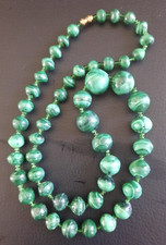 COLLIER EN PERLES RONDES DE MALACHITE EN DEGRADE LONGUEUR 56cm POIDS 82gr