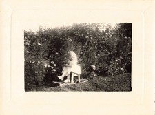 ANCIENNE PHOTOGRAPHIE FILLETTE DANS LE JARDIN SUR SA PETITE CHAISE