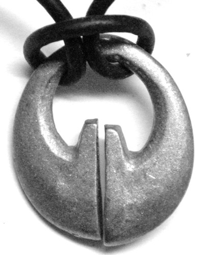 Tribal design pendant closed - design, ("closed