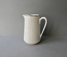 pichet en porcelaine blanche