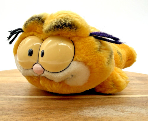 Garfield lying floor - on,