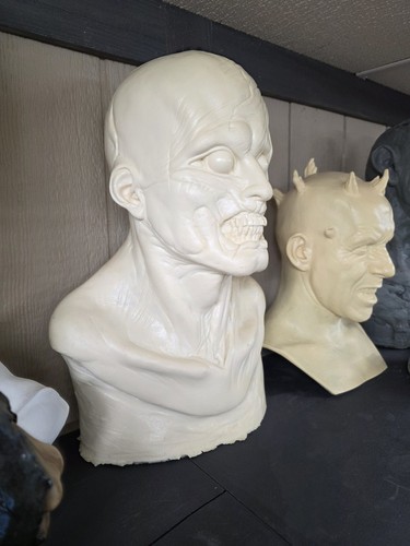 Bust kroenen from - bust, hellboy