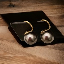 En Or et Perle "Noire" Fine paire De Boucles D’oreilles Dormeuses. 