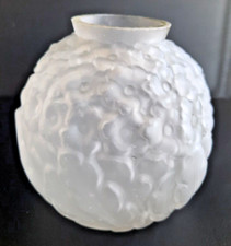 JOLI PETIT VASE BOULE ART DECO EN VERRE MOULE DEPOLI A DECOR FLORAL