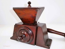 Moulin à grains ancien avec son couvercle.