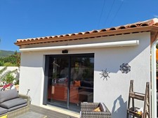 Deux stores coffre  électrique Yukon, jaune, long. 5 m, prof. 3m. 