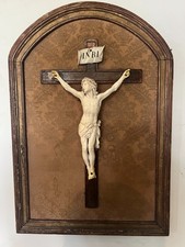 Crucifix dans un cadre en bois doré Objet de culte XIX siècle