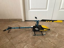 Un hélicoptère RC de Base