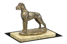 Statuette De Dogue Allemand Sur Un Art De Pierre Sandstone
