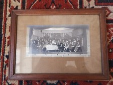 PHOTO ANCIENNE GROUPE D'ALSACIENS EN COSTUME SUR UNE ESTRADE DÉBUT XXème ALSACE