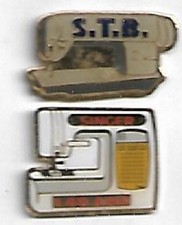 lot de 2 pin's machine à coudre (s.t.b., singer)
