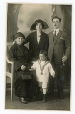 CARTE PHOTO, studio une famille mère grand-mère père garçon costume marin