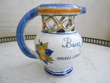 PICHET TROMPEUR " BUVEZ JE LE VEUX BIEN MAIS SACHEZ .. " FAIENCE DE MALICORNE ? 