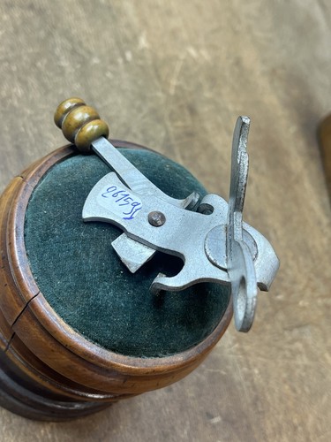 Ouvre boîte outils anciens - boîte,