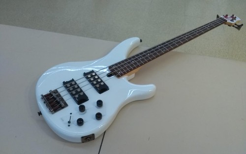 Guitare basse électrique