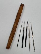 Ancien étui en bois sculpté