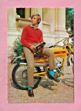 JEUNE HOMME ET CYCLOMOTEUR