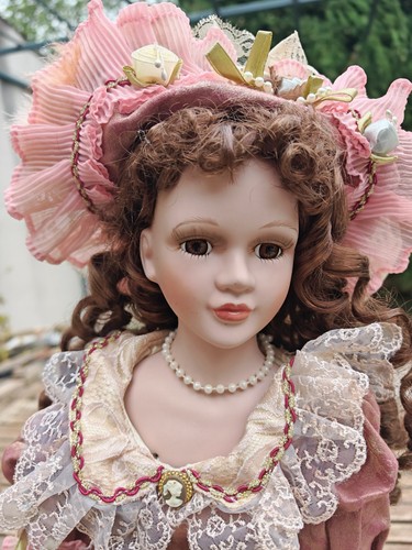 Poupée porcelaine édition - poupée, en