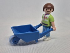 PETIT GARCON AVEC BROUETTE