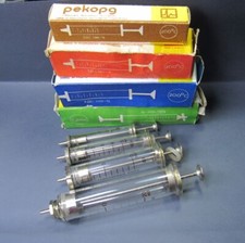 QUATRE DIFFÉRENTS ANCIENS