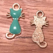 116 - BRELOQUE / CHARM - Chat assis, Vert doré émaillé, 11 x 22 mm,  X 2 pcs