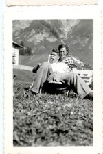 Couple homme femme chaise longue montagne - photo ancienne amateur an. 1950