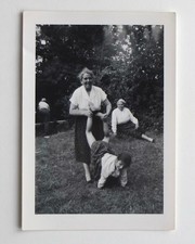 Amusant grand mère famille jeu brouette jardin - Photo ancienne snapshot