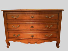 Commode a façade galbée de style Provençal trois rangs de tiroirs .  XX siècle .