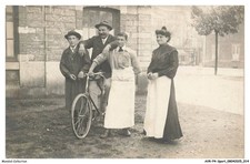 AVRP4-0189-SPORT - CYCLISME - TROIS HOMMES - UNE FEMME ET UN VELO