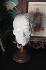 Sculpture demi visage et crane