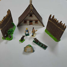 L10 Village Asterix Atlas 8p 1 maison, carte de la Gaule, 2 paysans, sangliers