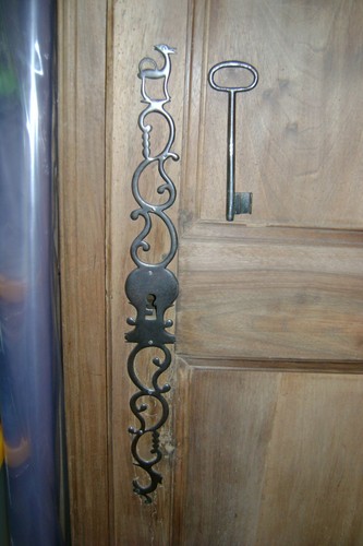 Ancienne porte bonnetiere - de,