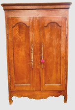 armoire deux portes moulurées en merisier . XIX siècle .