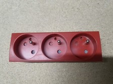 Hager SYSTO WS133 - Prise de Courant Triple 2P+T spécial goulotte ROUGE Detrompe