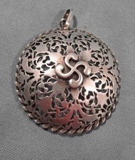 Pendentif , bijou à la croix